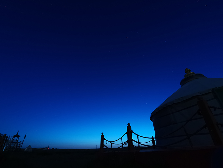 草原的夜色，美麗的蒙古包