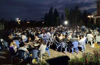 夜幕降臨，燒烤大趴開(kāi)始！